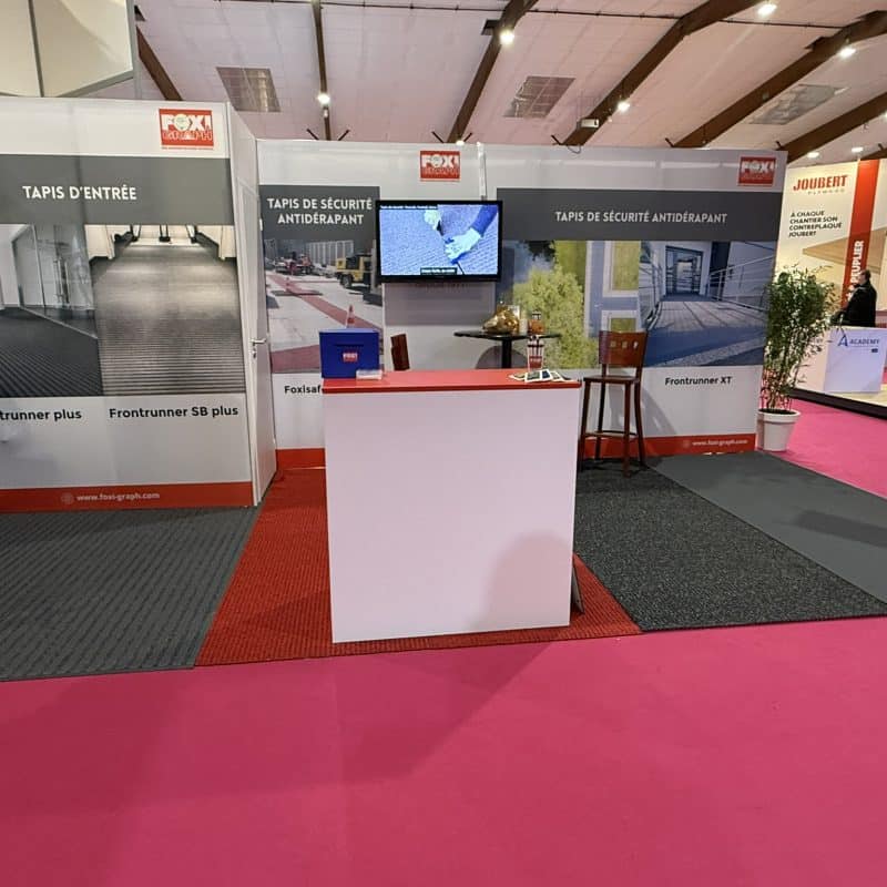 Stand Foxi & Graph au salon ARTIBAT 2025 : un pupitre, au sol le frontrunner plus, le frontrunner sb plus, le foxisafe chantier, le foxihall et le frontrunner xt