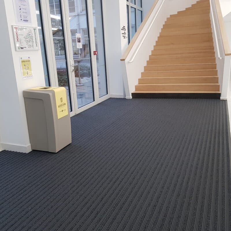Mise en situation tapis d'entrée Frontrunner SB+ de foxi & graph pour établissement scolaire